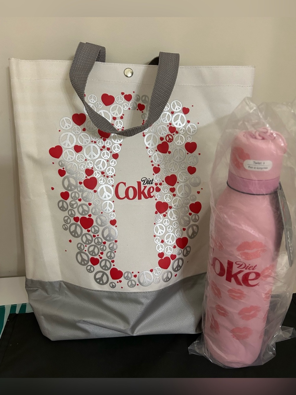 NIP Diet Coke Owala Pink Lip-Print Insulated Bottle and Tote Set